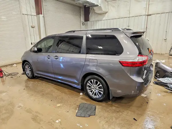 5TDYZ3DC9KS010931 2019 TOYOTA SIENNA - Image 2