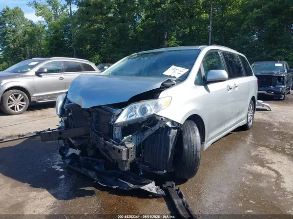 5TDYZ3DC9KS017622 2019 TOYOTA SIENNA - Image 2