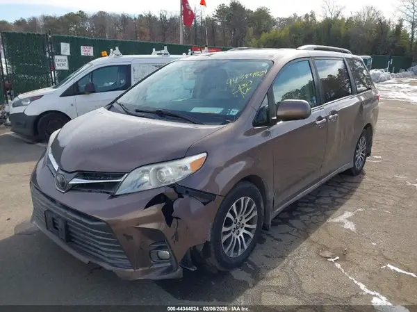 5TDYZ3DC9KS975871 2019 TOYOTA SIENNA - Image 2