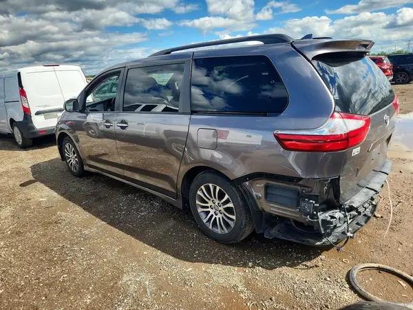 5TDYZ3DC9KS978365 2019 TOYOTA SIENNA - Image 2