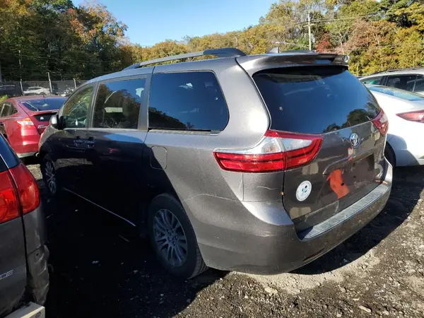 5TDYZ3DC9KS980455 2019 TOYOTA SIENNA - Image 2