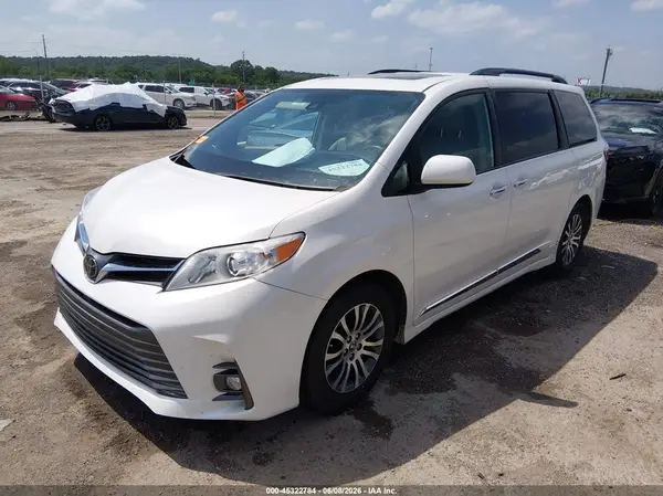 5TDYZ3DC9KS980469 2019 TOYOTA SIENNA - Image 2