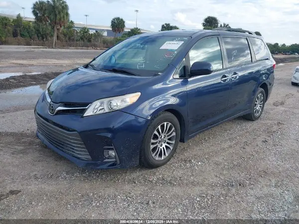 5TDYZ3DC9KS983579 2019 TOYOTA SIENNA - Image 2