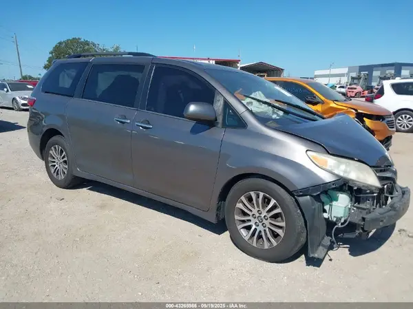 5TDYZ3DC9KS985249 2019 TOYOTA SIENNA - Image 1