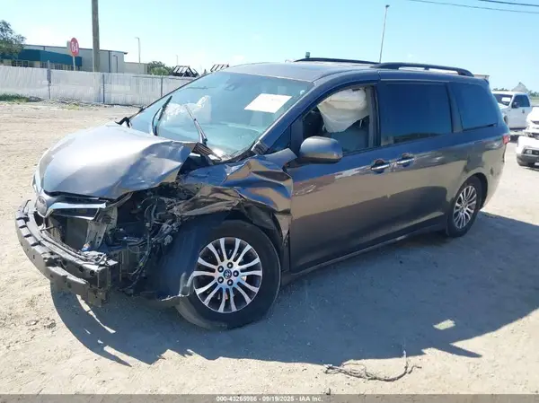 5TDYZ3DC9KS985249 2019 TOYOTA SIENNA - Image 2