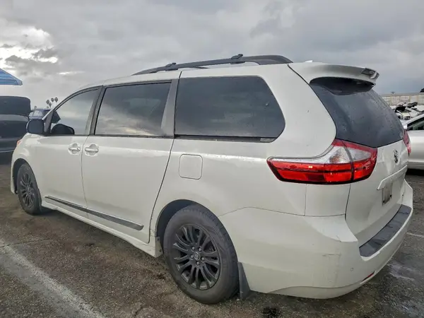 5TDYZ3DC9KS985560 2019 TOYOTA SIENNA - Image 2