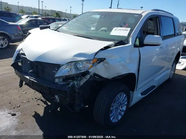 5TDYZ3DC9KS997594 2019 TOYOTA SIENNA - Image 2