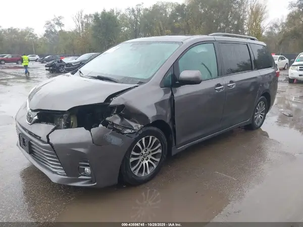5TDYZ3DC9KS998910 2019 TOYOTA SIENNA - Image 2
