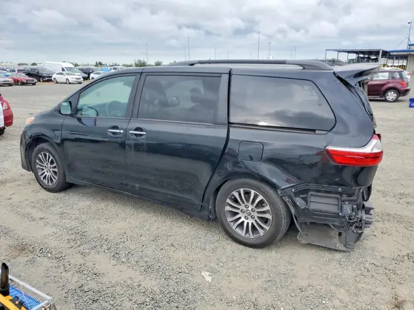 5TDYZ3DC9KS999670 2019 TOYOTA SIENNA - Image 2