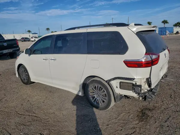5TDYZ3DC9KS999930 2019 TOYOTA SIENNA - Image 2