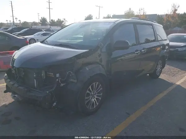 5TDYZ3DC9LS039976 2020 TOYOTA SIENNA - Image 2