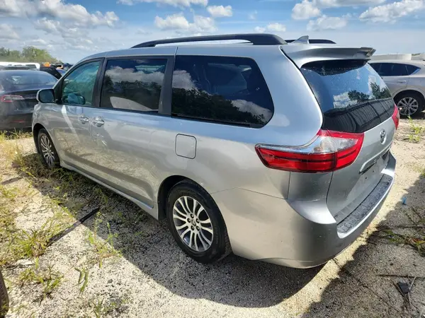 5TDYZ3DC9LS067258 2020 TOYOTA SIENNA - Image 2