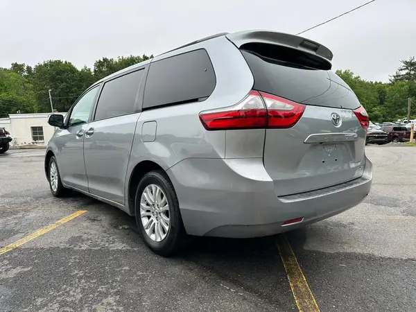 5TDYZ3DCXHS766454 2017 TOYOTA SIENNA - Image 2