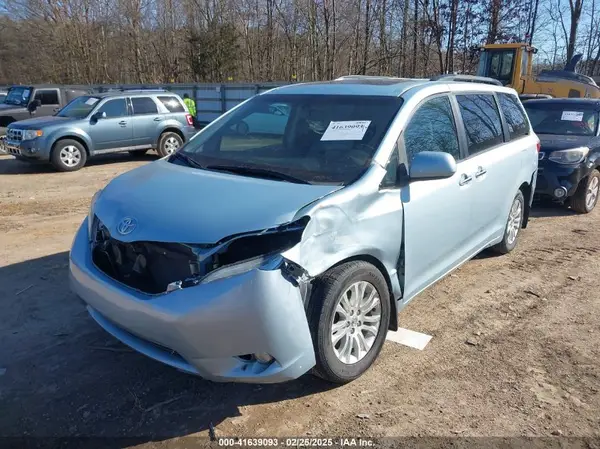 5TDYZ3DCXHS767278 2017 TOYOTA SIENNA - Image 2