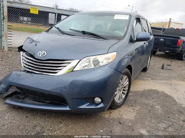 5TDYZ3DCXHS767751 2017 TOYOTA SIENNA - Image 2