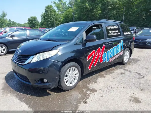5TDYZ3DCXHS768818 2017 TOYOTA SIENNA - Image 2