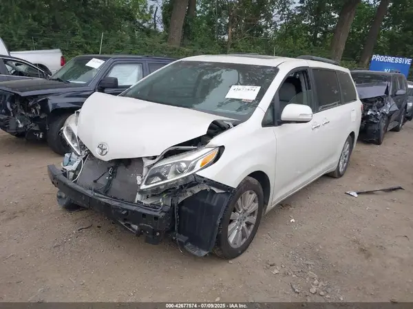 5TDYZ3DCXHS769385 2017 TOYOTA SIENNA - Image 2