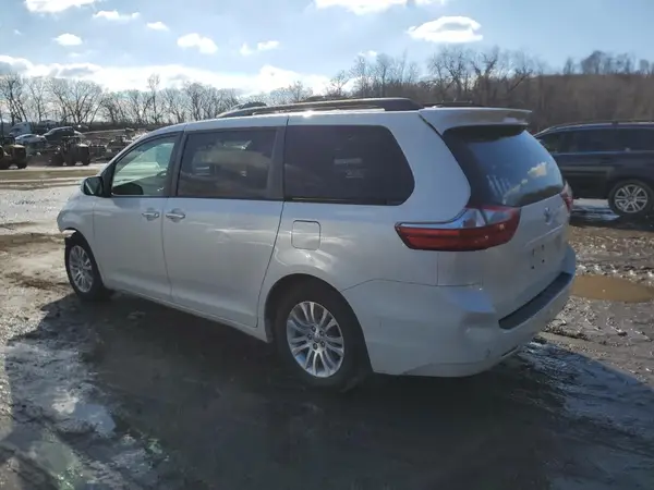 5TDYZ3DCXHS769421 2017 TOYOTA SIENNA - Image 2