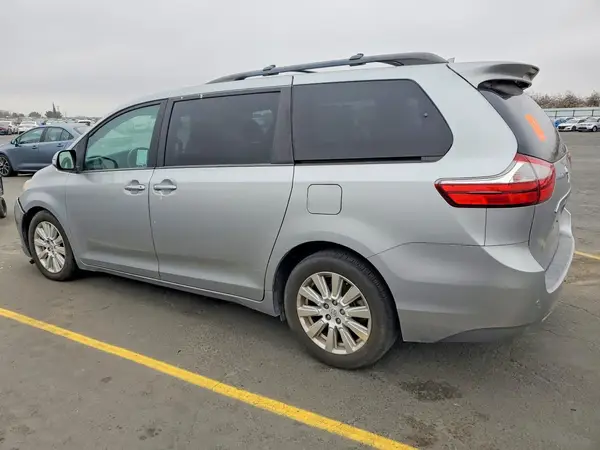 5TDYZ3DCXHS770729 2017 TOYOTA SIENNA - Image 2