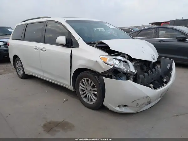 5TDYZ3DCXHS772562 2017 TOYOTA SIENNA - Image 1