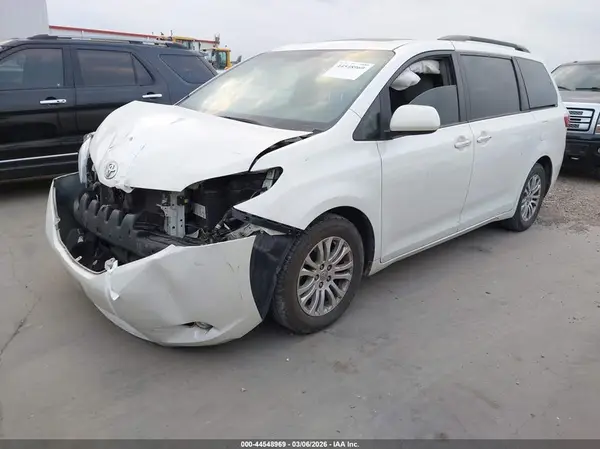 5TDYZ3DCXHS772562 2017 TOYOTA SIENNA - Image 2