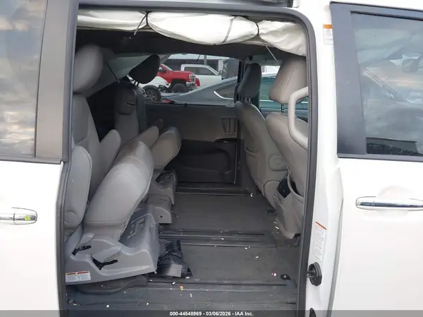 5TDYZ3DCXHS772562 2017 TOYOTA SIENNA - Image 8