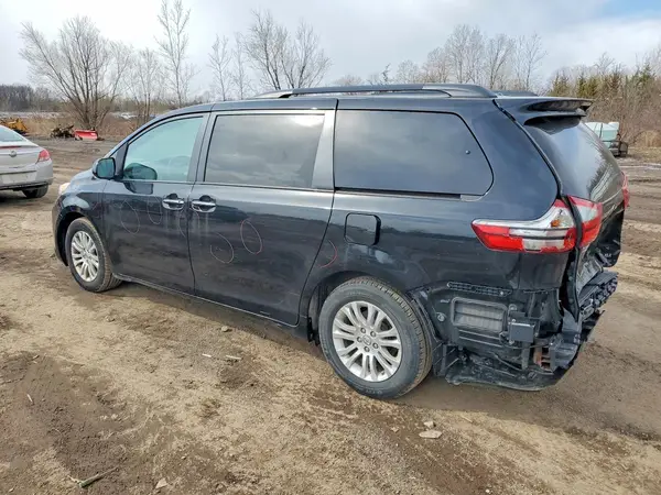 5TDYZ3DCXHS773498 2017 TOYOTA SIENNA - Image 2