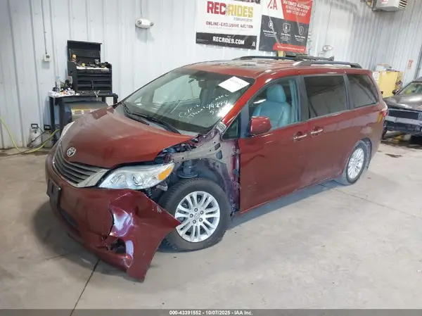 5TDYZ3DCXHS773713 2017 TOYOTA SIENNA - Image 2