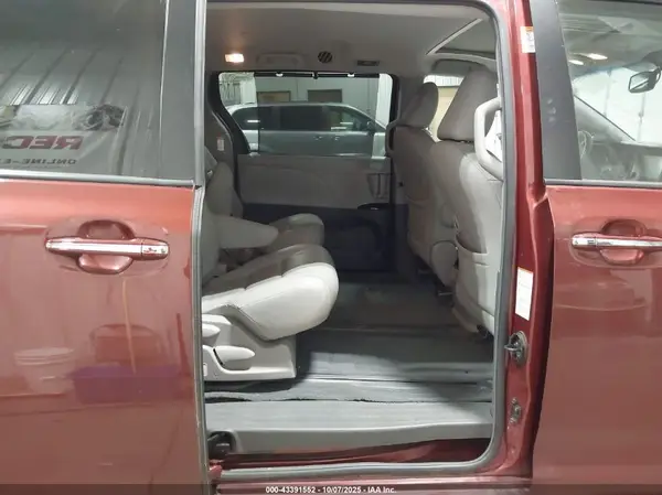 5TDYZ3DCXHS773713 2017 TOYOTA SIENNA - Image 8