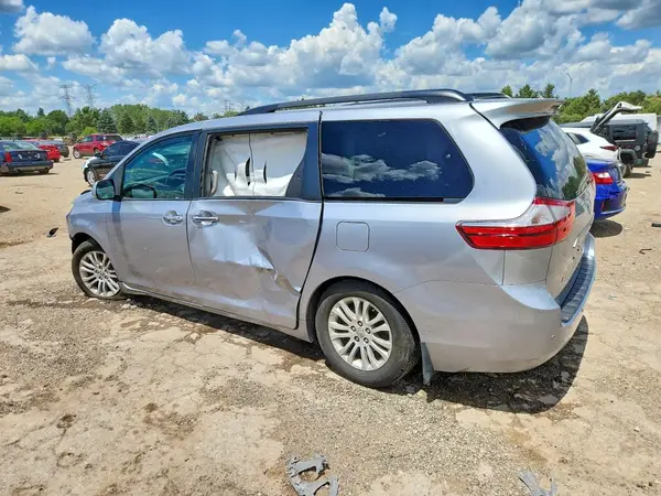 5TDYZ3DCXHS778927 2017 TOYOTA SIENNA - Image 2