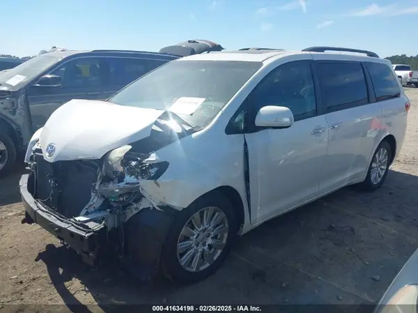 5TDYZ3DCXHS779396 2017 TOYOTA SIENNA - Image 2