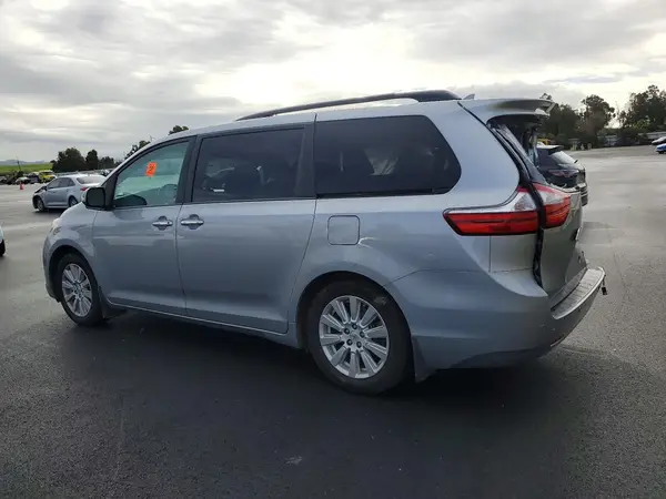 5TDYZ3DCXHS780211 2017 TOYOTA SIENNA - Image 2