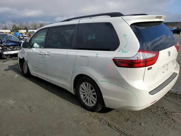 5TDYZ3DCXHS781522 2017 TOYOTA SIENNA - Image 2