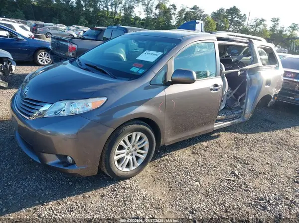 5TDYZ3DCXHS784310 2017 TOYOTA SIENNA - Image 2
