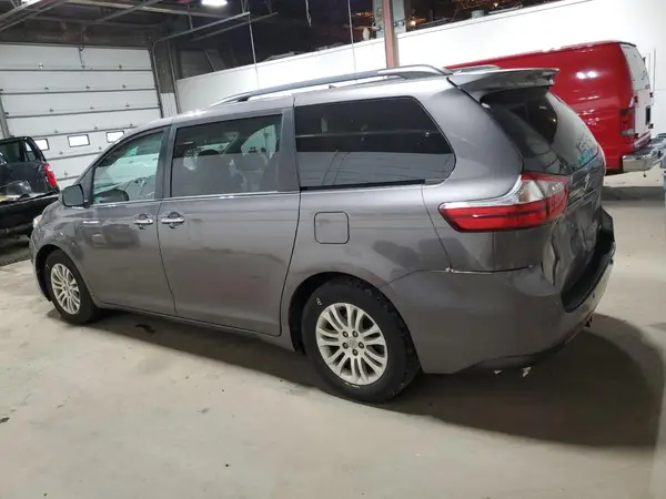 5TDYZ3DCXHS785618 2017 TOYOTA SIENNA - Image 2