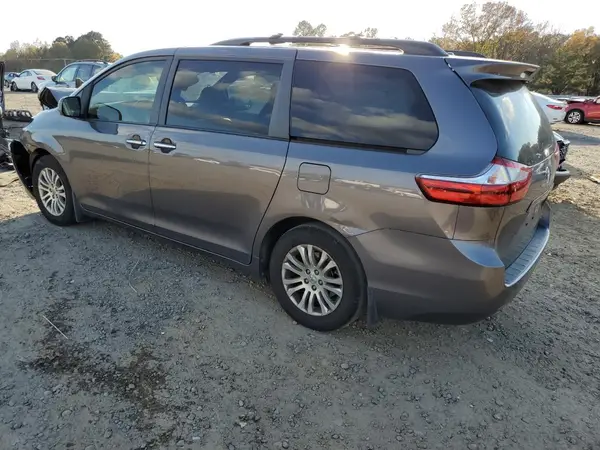 5TDYZ3DCXHS786476 2017 TOYOTA SIENNA - Image 2