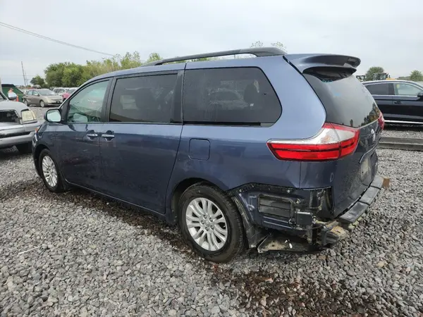 5TDYZ3DCXHS786848 2017 TOYOTA SIENNA - Image 2