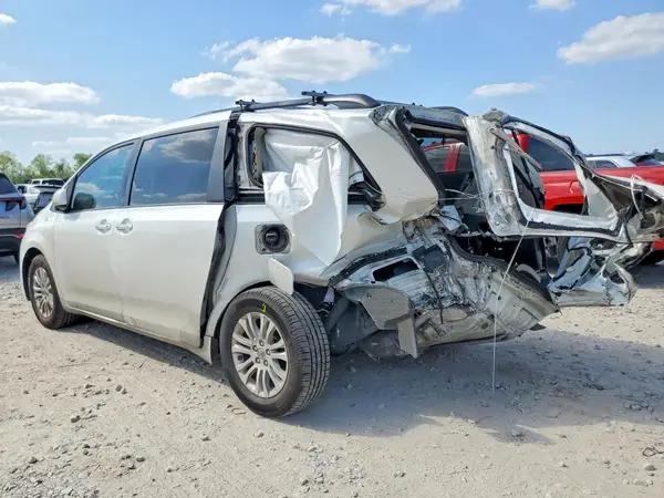 5TDYZ3DCXHS788874 2017 TOYOTA SIENNA - Image 2