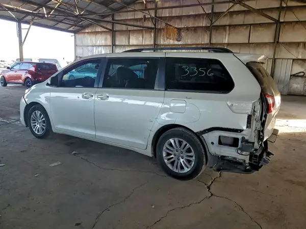 5TDYZ3DCXHS789572 2017 TOYOTA SIENNA - Image 2