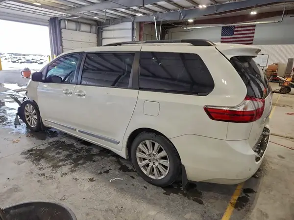 5TDYZ3DCXHS790267 2017 TOYOTA SIENNA - Image 2