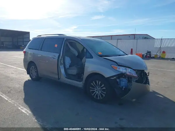 5TDYZ3DCXHS798417 2017 TOYOTA SIENNA - Image 1