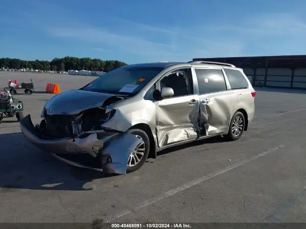5TDYZ3DCXHS798417 2017 TOYOTA SIENNA - Image 2