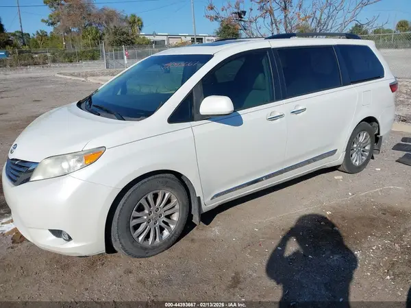 5TDYZ3DCXHS799664 2017 TOYOTA SIENNA - Image 2