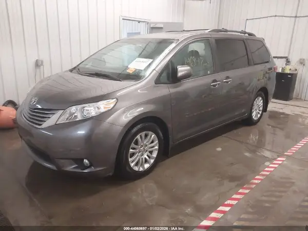 5TDYZ3DCXHS800425 2017 TOYOTA SIENNA - Image 2