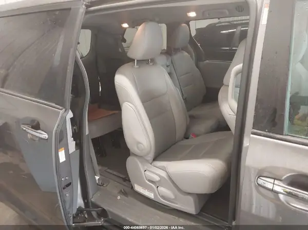 5TDYZ3DCXHS800425 2017 TOYOTA SIENNA - Image 8