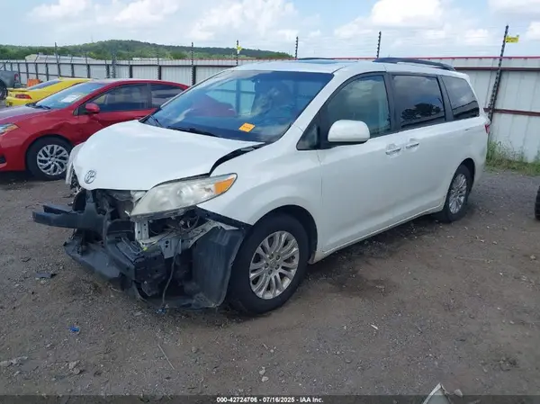 5TDYZ3DCXHS801591 2017 TOYOTA SIENNA - Image 2