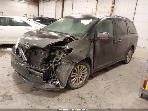 5TDYZ3DCXHS805009 2017 TOYOTA SIENNA - Image 2
