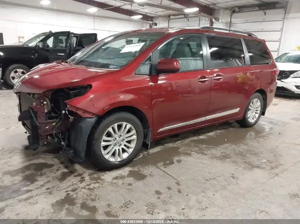 5TDYZ3DCXHS805768 2017 TOYOTA SIENNA - Image 2