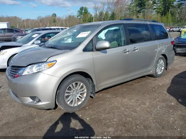 5TDYZ3DCXHS809741 2017 TOYOTA SIENNA - Image 2