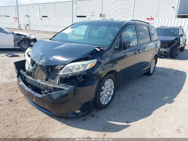 5TDYZ3DCXHS809920 2017 TOYOTA SIENNA - Image 2